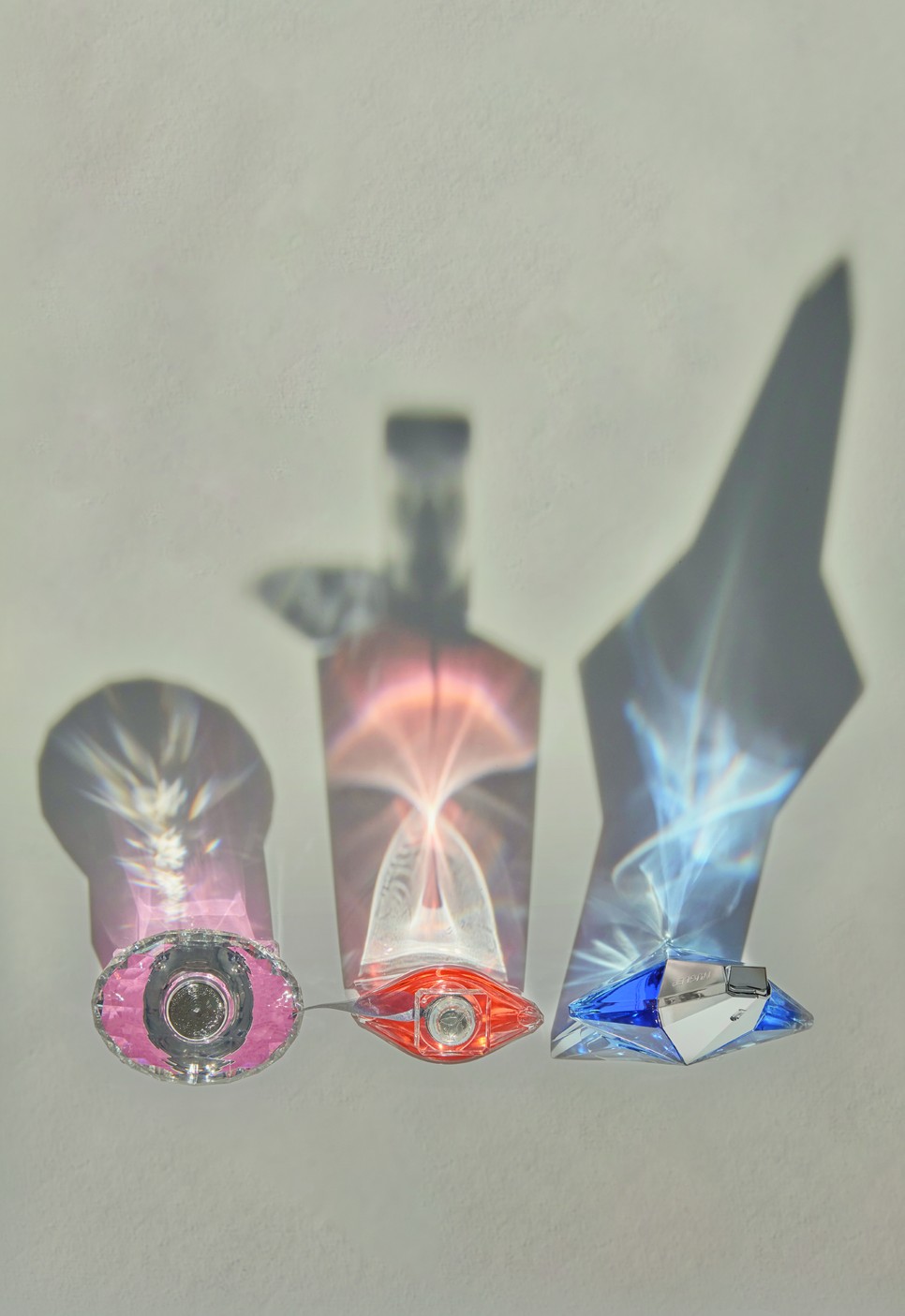 Balról jobbra: Bright Crystal edt VERSACE 34000 Ft/50 ml (680 Ft/1 ml), La Vie Est Belle edp LANCÔME 42400 Ft/50 ml (848 Ft/1 ml), Angel edp MUGLER 62990 Ft/100 ml (629,9 Ft/1 ml)