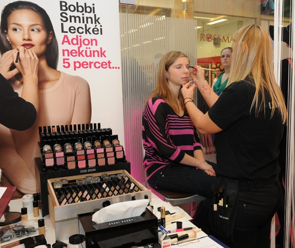 A sminksarokban a Bobbie Brown sminkesei várták az érdeklődőket