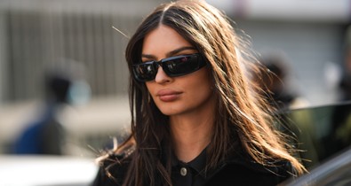 Emily Ratajkowski egy szál flamingóvirágban ment a párizsi divathétre