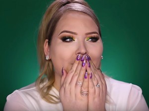 Ilyen Drew Barrymore smink nélkül és tökéletes sminkben