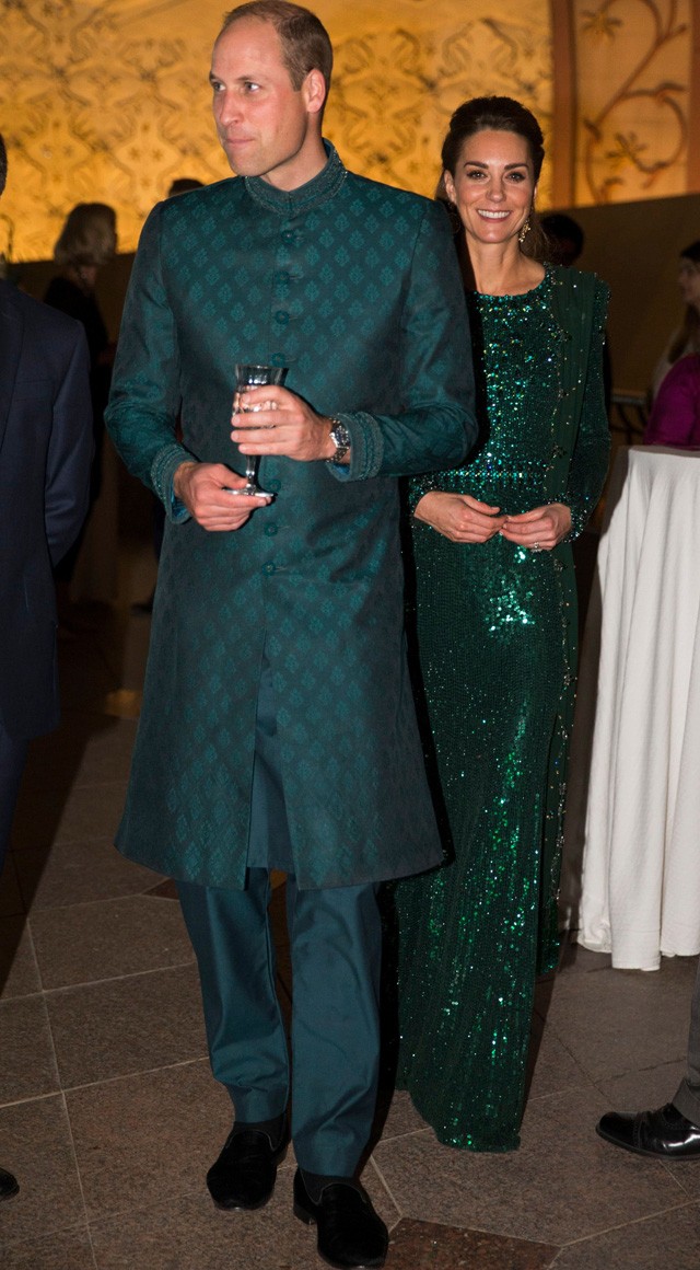 Vilmos herceg egy tradicionális pakisztáni sherwaniban