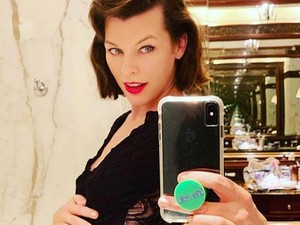 Megszületett! Milla Jovovich harmadik gyermeke is kislány