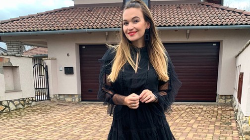 Dombai Laura egy nagyon csinos szettben indul a karácsonyi misére