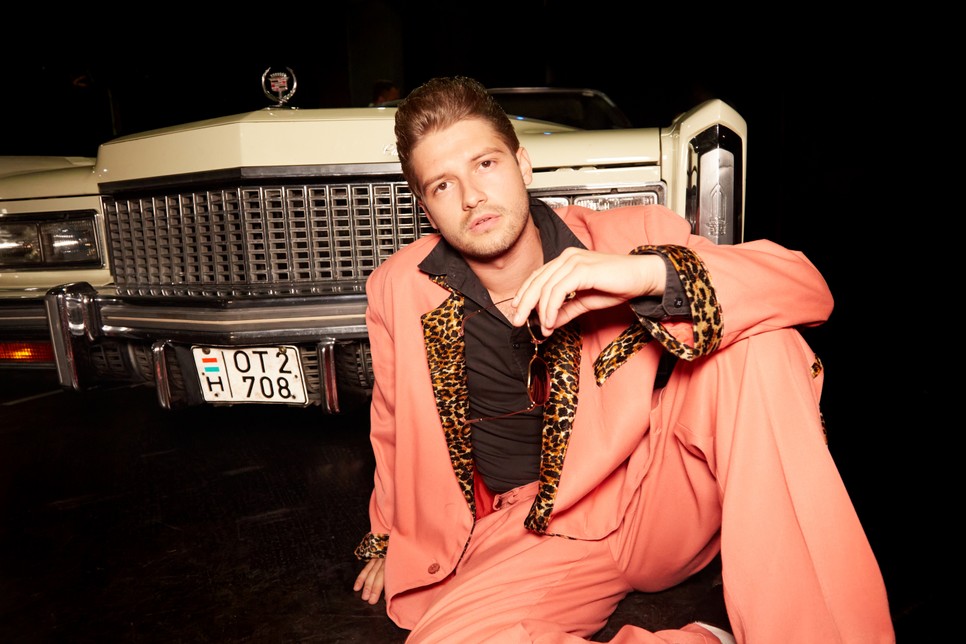 „Még nem jött szembe velem olyan színházi szerep, amiért beáldoztam volna a szabadságomat” - interjú Miller Dáviddal