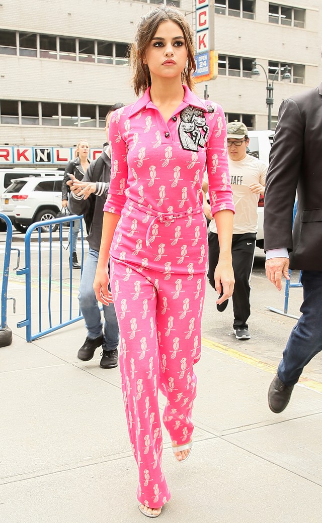 Selena Gomez overallban
