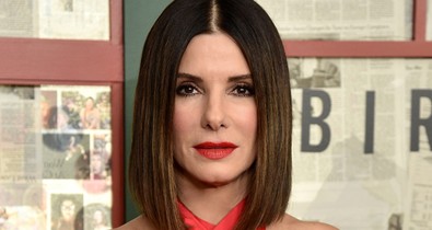 Sandra Bullock megmutatta, hogy a szoknya-pulcsi párosítás még mindig elképesztően menő
