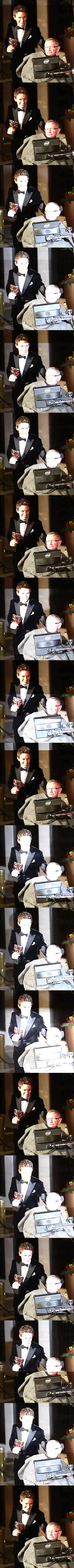 Eddie Redmayne olyannyira hitelesen játszotta el Stephen Hawking szerepét a Mindenség elmélete című filmben, hogy a fiatal színész Oscar-díjban is részesült. A szerep kedvéért Redmayne 15 kilót fogyott és megnövesztette körmeit (Hawking egyik szokása révén), de ezek mind apróságnak tűnnek ahhoz az arc- és testjátékhoz képest, amit a film folyamán produkált. Hawking folyamatos leépülését mesterien alakította, és a film végére teljesen elveszítette eredeti kinézetét.