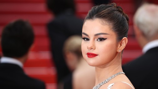 Selena Gomez élete legdögösebb ruhájában ünnepelte a 30. szülinapját