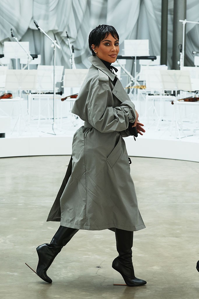 Kim Kardashian új frizurával sokkolt a párizsi divathéten