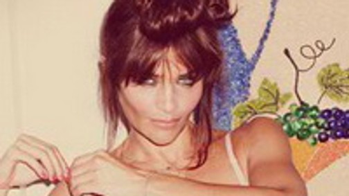 Kifogástalan alak 40 felett is, bátran vetkőzik is!