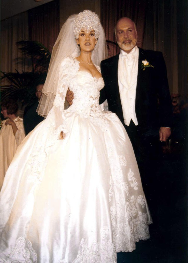 De mi az ott Celine Dion fején?