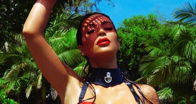 Óriási mellek, latex - Kim Kardashian ezzel indította újra a honlapját