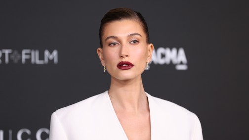Hailey Bieber elhozta a legjobb zöld sminket az ünnepekre