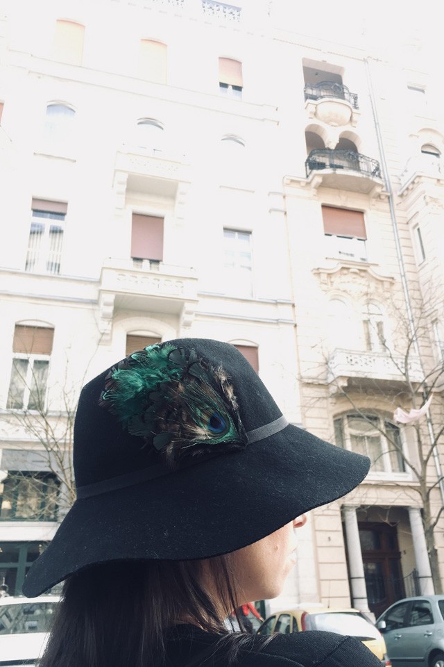 Nincs menőbb Cselényi Eszter pávatollas kalapjánál!