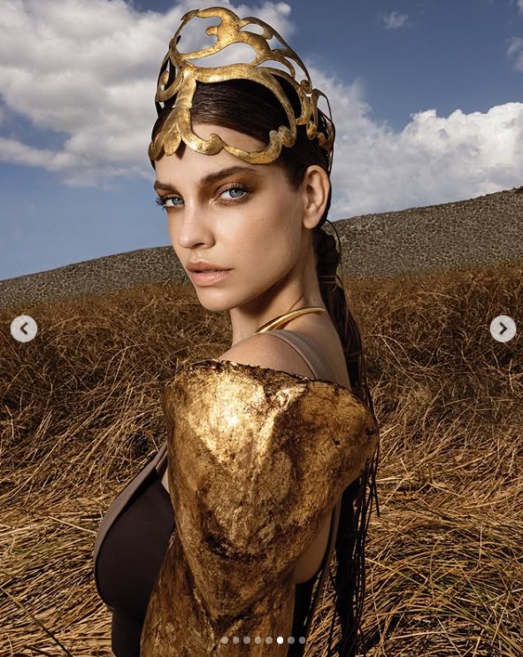 Harcos amazonként is ragyogóan gyönyörű! A Numéro Russia fotóján csak úgy sugárzik belőle az erő és az energia. (2021)