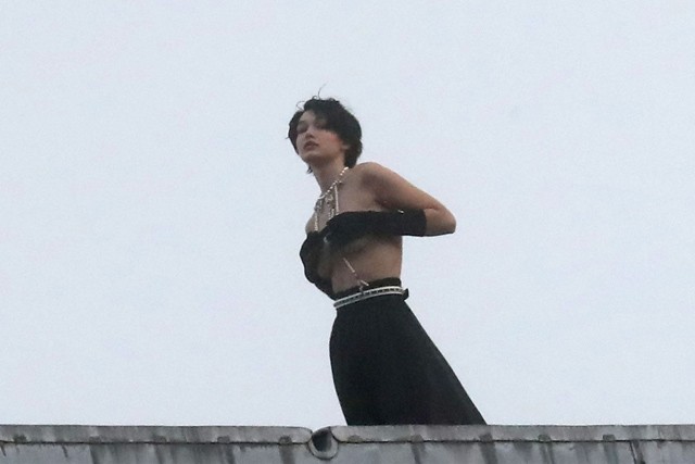 Gigi Hadid félmeztelen a fotózáson