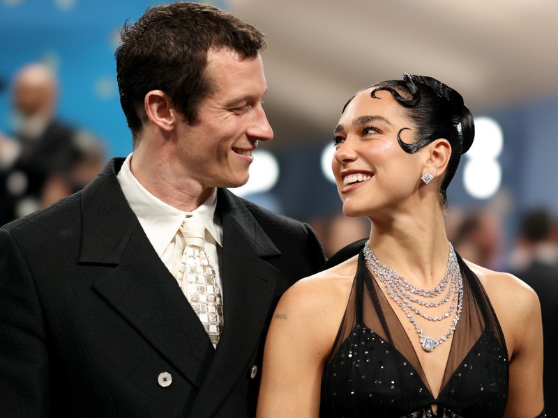 Összeházasodott Dua Lipa és Callum Turner, az énekesnő szettjétől leesett az állunk