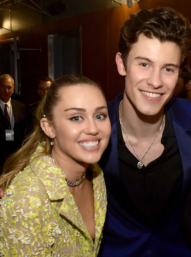 Miley Cyrus és Shawn Mendes 