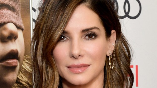 Sandra Bullock egy übertrendi szettben hódította meg Beverly Hills utcáit