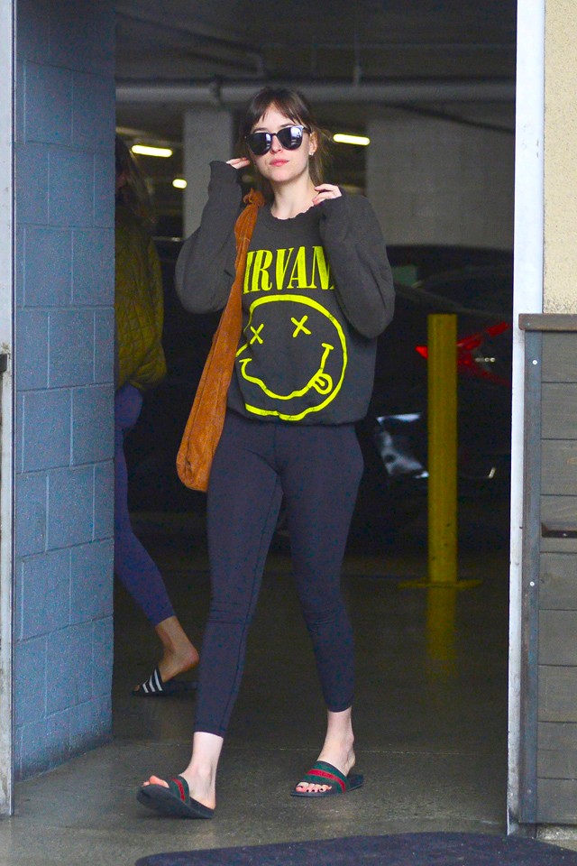 Mit jelentsen ez? Dakota Johnson egy ismeretlen férfivel csókolózott az utcán, megcsalja Chris Martint?