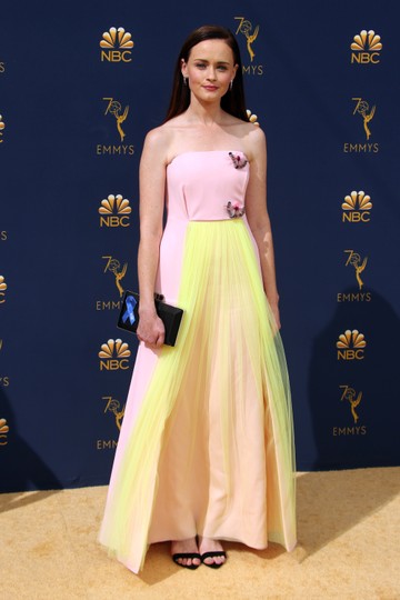 Alexis Bledel 2018-ban az Emmy-gálán tavasztündérként ragyogott, és egy sárga-rózsaszín ruhakölteményben állt a kamerák elé. 