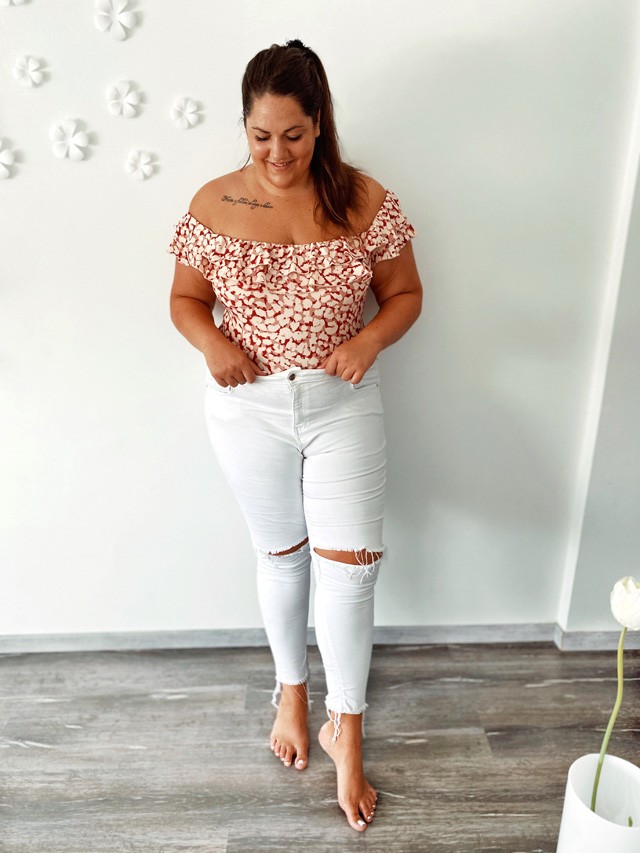 Kovács Dzsenifer egy fürdőruhát vett a farmerhez, és tökéletes kombináció jött létre