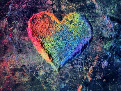 Légy büszke a szerelemre! Különleges darabokkal ünneplik a márkák a Pride hónapját