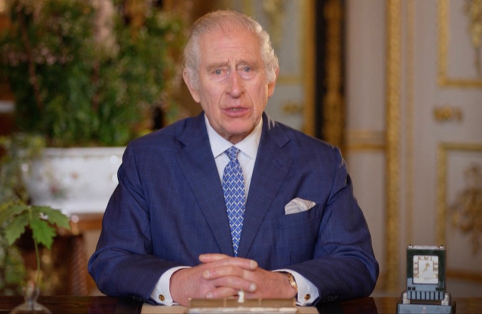 Károly király betegen is dolgozik