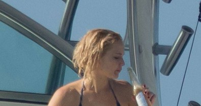 Jennfier Lawrence bikiniben hajókázik