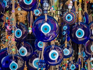 A védelmező szem több mint egzotikus kiegészítő, több ezer éve oltalmaz a szemmel veréstől