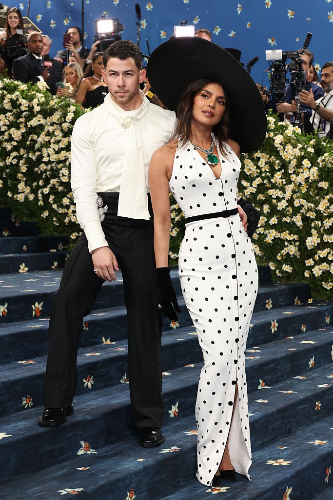 Nick Jonas és Priyanka Chopra 8 év kihagyás után először vettek részt a Met-gálán, a visszatérésük pedig nem is lehetett volna stílusosabb: fekete-fehér szettjükből csak úgy áradt a sikk. 