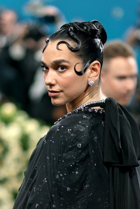 Az énekesnő sima, szoborszerű frizurát választott, amely emlékeztetett egy picit az előtte egy órával korábban bevonuló Sydney Sweeney hajkoronájára.