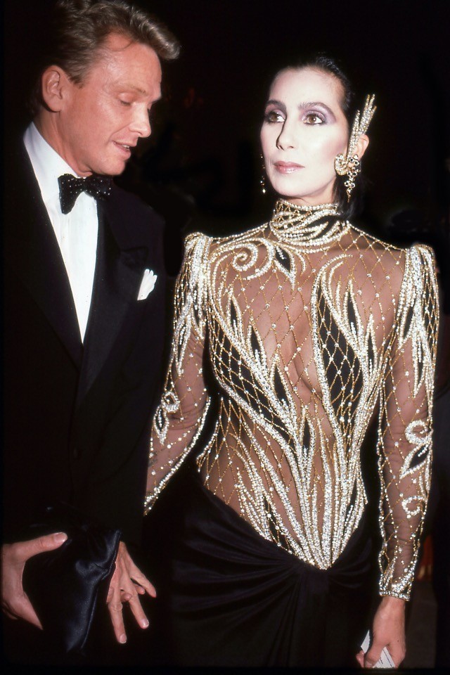 Met gála: Az indiai kultúrát ünneplő 85-ös kiállításon Cher egy azóta már ikonikussá vált hímzett, fényes csodában Bob Mackie tervező társaságában.