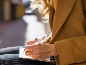 „Az írás biztonságos tér, ahol bátran lehetünk őszinték bármiféle szűrő nélkül" - Tényleg az írásterápia lehet a kulcs a mentális egészségünkhöz?