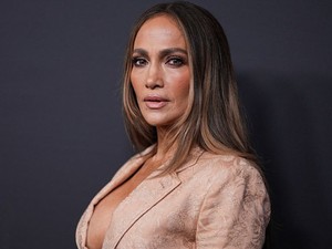 Jennifer Lopez köldökig érő dekoltázst villantott, hatalmas feltűnést keltett a párizsi divathéten