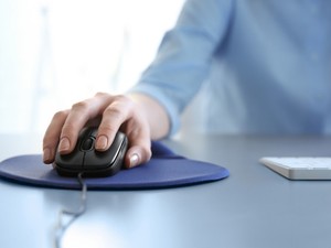 Fázik a kezed az irodában? Akkor a fűthető egérpad életed találmánya