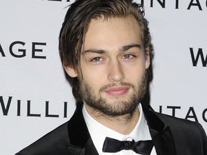 Douglas Booth született Rómeó