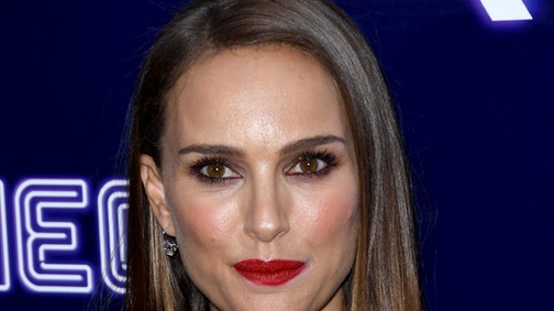 Ez tényleg köldökig kivágott ruha Natalie Portmanen