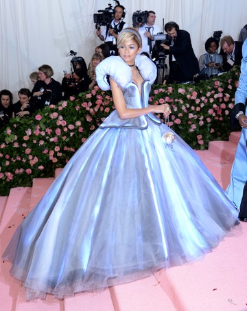 Zendaya - szó szerint - ragyogó Tommy Hilfiger Hamupipőke ruhájának elkészítéséhez 20 szénszálas rúdra, öt akkumulátorra és 40 méternyi LED-lámpára volt szükség. A 2019-es Met-gála egyik legemlékezetesebb kreációja volt. 
