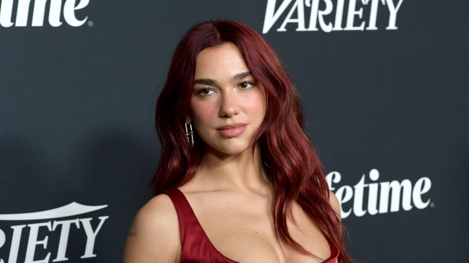 Dua Lipa ismét bevállalta a meztelenruhát, és megint tarolt vele