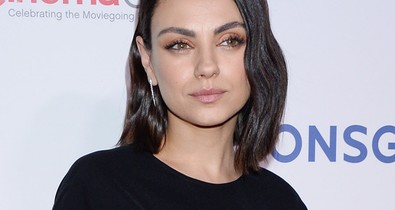 Mila Kunis ruhája visszafogottnak tűnik, de van benne egy szexi csavar!