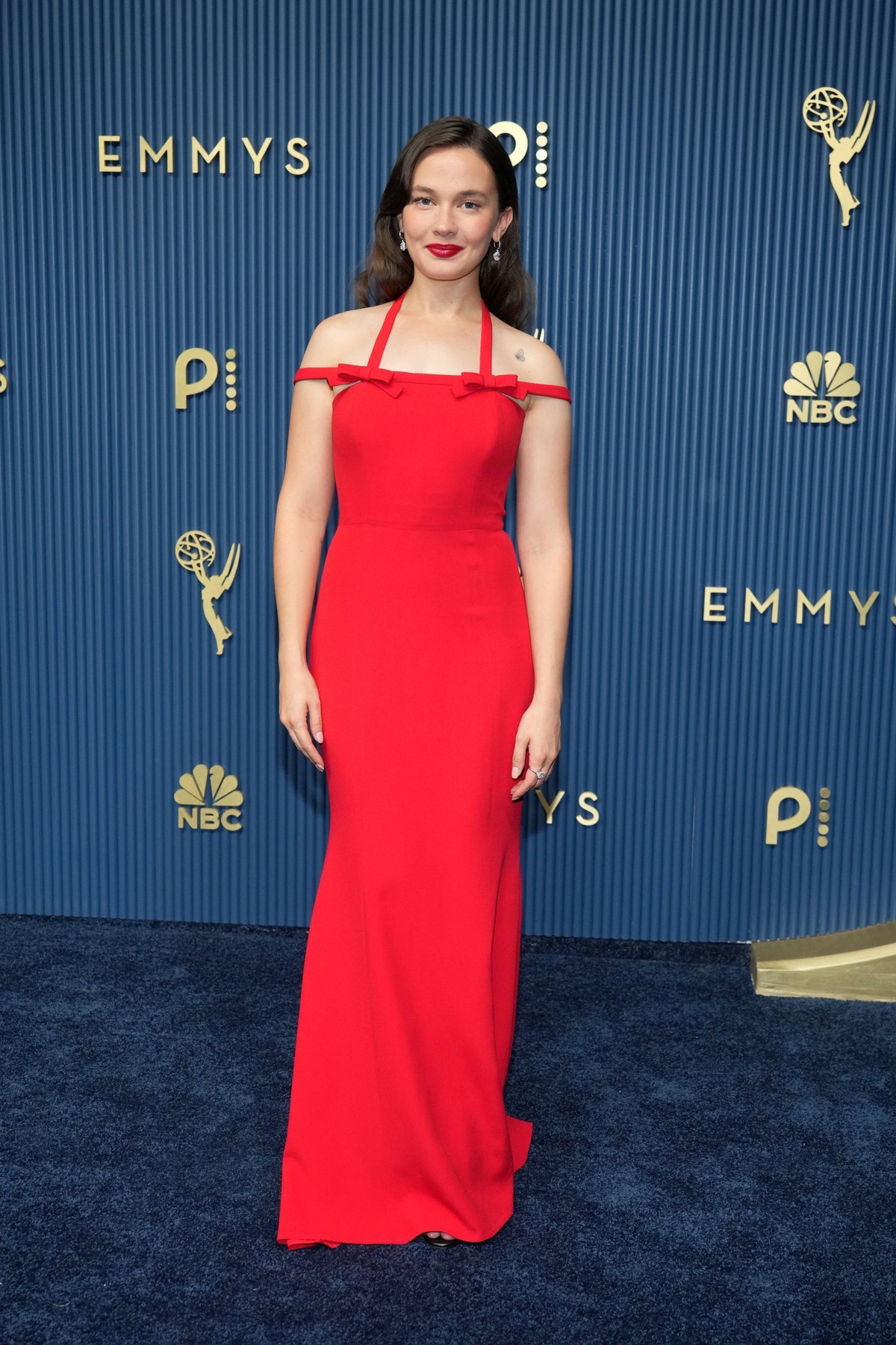 Cailee Spaeny, a Priscilla színésznője egy letisztult,  piros, masnikkal díszített Miu Miu estélyiben ragyogott. 
