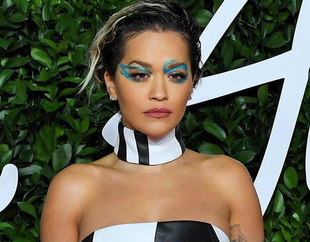 Rita Ora galaktikus zebrának öltözött