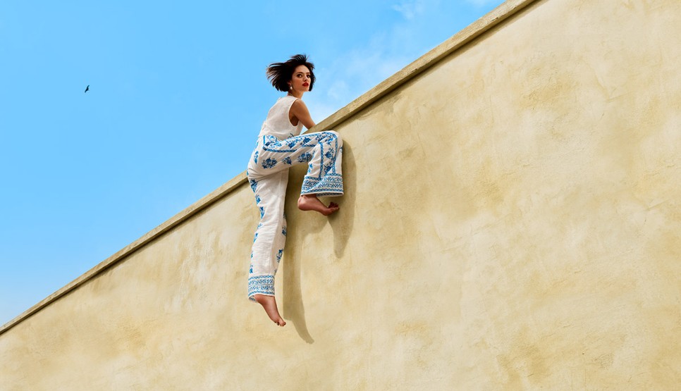 Neves képzőművész, Alex Prager készítette az F&F nyári ruha kampányát. "Nincs kulcs? Semmi baj!" (át lehet mászni a kerítésen is)