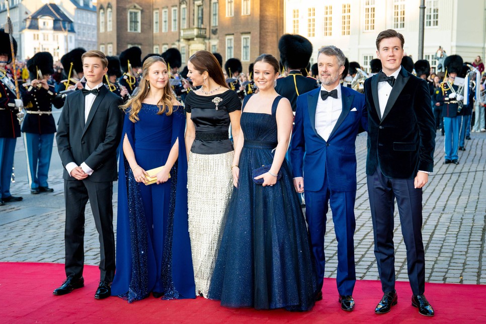 Ennyire csodásan festett a dán királyi család Izabella hercegnő 18. születésnapi partiján