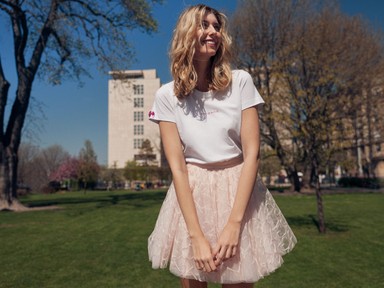 Carrie Bradshaw póló-tüllszoknya szettje inspirálta a Daalarna új mini kollekcióját