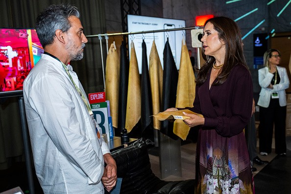 Mária dán királyné a kiállító cégeknél is körülnézett. Itt éppen a Mycoworks micéliumból készült bőralternatíváit veszi szemügyre