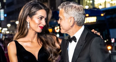 Amal Clooney hófehér ruhában, menyasszonyként ragyogott George Clooney mellet, csak úgy sugárzik belőlük a szerelem