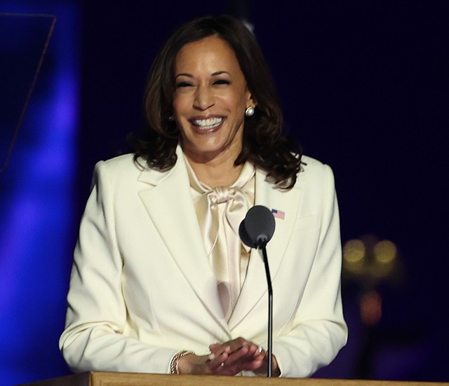 Ruhákba rejtett üzenetek:  itt a kincses térkép Kamala Harris, Dr. Jill Biden és Melania Trump szettjeihez