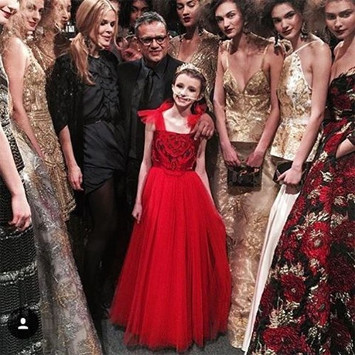 Nagyon megható! 11 éves daganatos kislány kívánságát teljesítette a divattervező